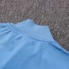Dorso del cuello de la chaqueta del chándal celeste del Manchester United 2022-2023