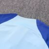 Dorso del cuello del chándal celeste del Atlético de Madrid 2022-2023
