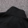 Dorso del cuello del chándal negro de la A.C Milan 2022-2023.