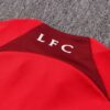 Dorso del cuello del chándal rojo del Liverpool 2022-2023