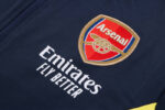 Escudo chándal azul zafiro del Arsenal 2022-2023