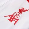 Escudo del chándal blanco del Liverpool 2022-2023