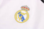 Escudo del chándal blanco del Real Madrid 2022-2023