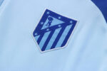 Escudo del chándal celeste del Atlético de Madrid 2022-2023