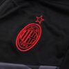 Escudo del chándal negro de la A.C Milan 2022-2023.