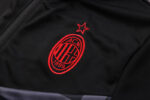 Escudo del chándal negro de la A.C Milan 2022-2023.