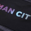 Espaldar de la chaqueta del chándal negro del Manchester City 2022-2023