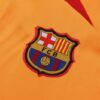 Escudo del chándal amarillo del FC Barcelona 2022-2023