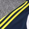 Hombro de la chaqueta blanca del Real Madrid 2022-2023