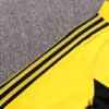 Hombro de la chaqueta del chándal amarillo del Flamengo 2022-2023