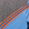 Hombro de la chaqueta del chándal celeste del Manchester United 2022-2023
