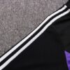 Hombro de la chaqueta del chándal negro del Real Madrid 2022-2023