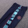 Lateral del pantalón del chándal azul oscuro del Manchester City 2022-2023
