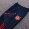 Lateral del pantalón del chándal azul zafiro del Arsenal 2022-2023