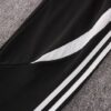 Lateral del pantalón del chándal blanco del Real Madrid 2022-2023