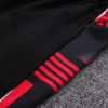 Lateral del pantalón del chándal negro de la A.C Milan 2022-2023
