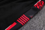 Lateral del pantalón del chándal negro de la A.C Milan 2022-2023