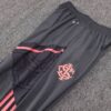 Lateral del pantalón gris del Internacional 2022-2023