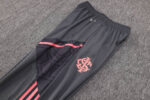 Lateral del pantalón gris del Internacional 2022-2023