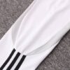 Manga de la chaqueta del chándal blanco del Real Madrid 2022-2023