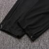 Puños del pantalón del chándal negro de la A.C Milan 2022-2023.
