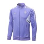 chaqueta del chándal morado claro del Real Madrid 2022-2023