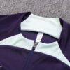 cuello de la chaqueta del chándal morado del Milan 2022-2023