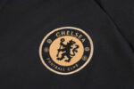 escudo de la chaqueta del chándal negro del Chelsea 2022-2023