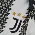Body de la Juventus primera equipación 2022-2023 escudo