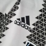 Body de la Juventus primera equipación 2022-2023 logo