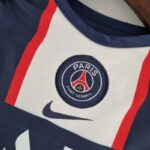 Body del Paris Saint-Germain primera equipación 2022-2023 escudo