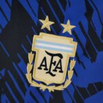 Camiseta Argentina versión Azul 2022-2023 escudo