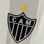Camiseta Atlético Mineiro visitante 2022-2023 escudo