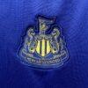 Camiseta Newcastle segunda equipación 2022-2023 escudo