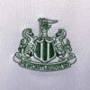 Camiseta Newcastle tercera equipación 2022-2023 escudo