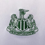 Camiseta Newcastle tercera equipación 2022-2023 escudo