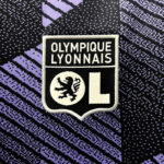 Camiseta Olympique de Lyon tercera equipación 2022-2023 escudo