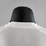 Camiseta Olympique de Marsella versión jugador local 2022-2023 dorso del cuello