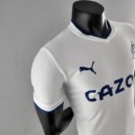 Camiseta Olympique de Marsella versión jugador local 2022-2023 lateral