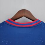 Camiseta PSG edición especial azul y blanco dorso del cuello