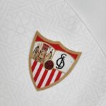 Camiseta Sevilla primera equipación 2022-2023 escudo