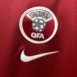 Camiseta de Qatar Primera equipación 22-23 logo y escudo