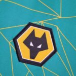 Camiseta de visitantes Wolverhampton 2022-2023 escudo
