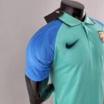 Polo FC Barcelona verde 2022-2023 lateral