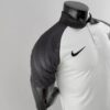 Polo Liverpool Negro y Blanco 2022-2023 costado