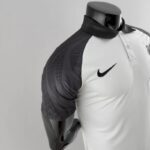 Polo Liverpool Negro y Blanco 2022-2023 costado