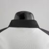 Polo Liverpool Negro y Blanco 2022-2023 dorso del cuello
