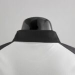 Polo Liverpool Negro y Blanco 2022-2023 dorso del cuello