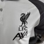 Polo Liverpool Negro y Blanco 2022-2023 escudo