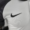 Polo Liverpool Negro y Blanco 2022-2023 logo